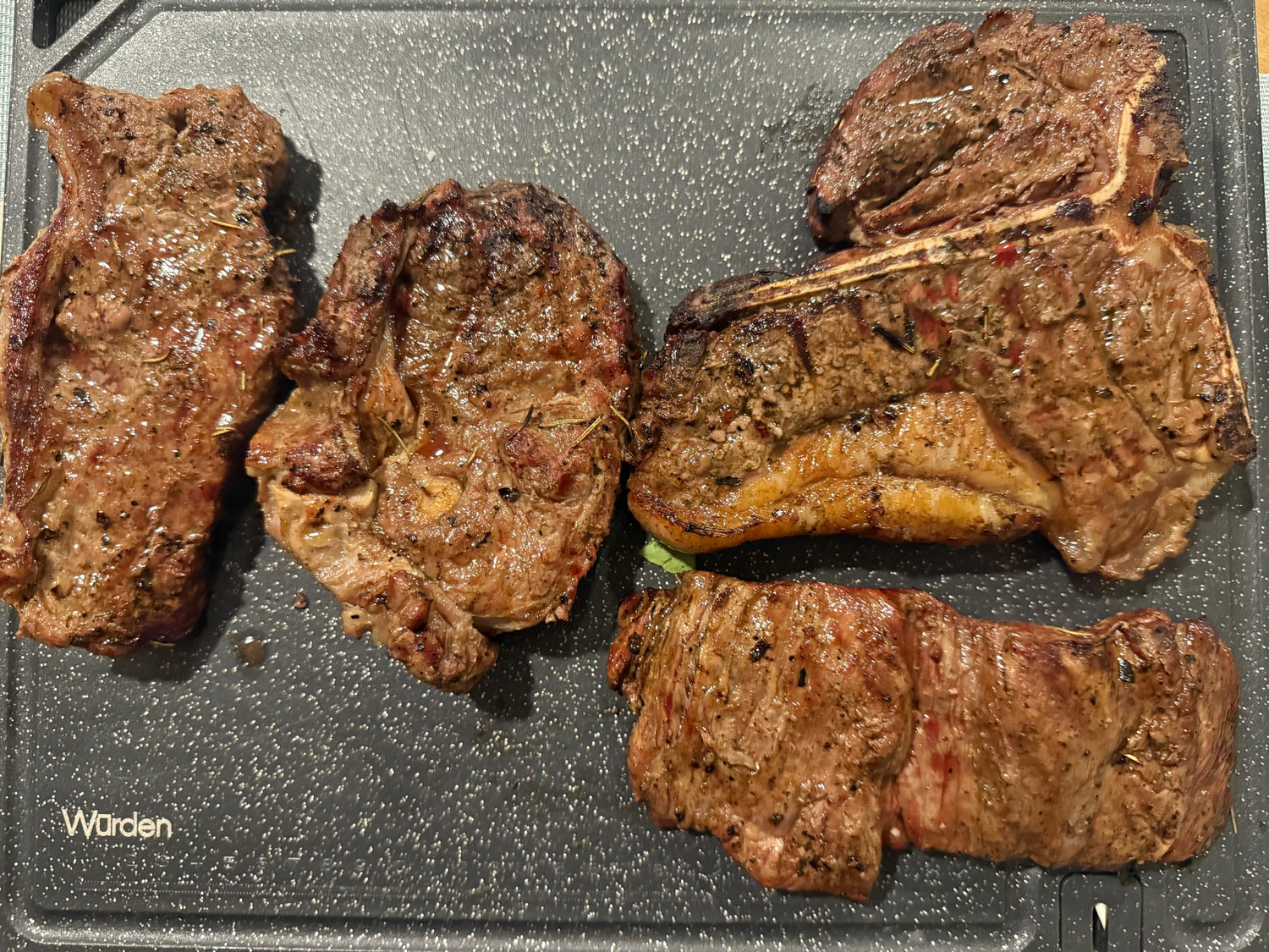 Cómo elegir el mejor corte de res para tu parrillada familiar: Tomahawk vs. Ribeye vs. New York