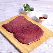 foto Sirloin de cadera de res sobre tabla de madera